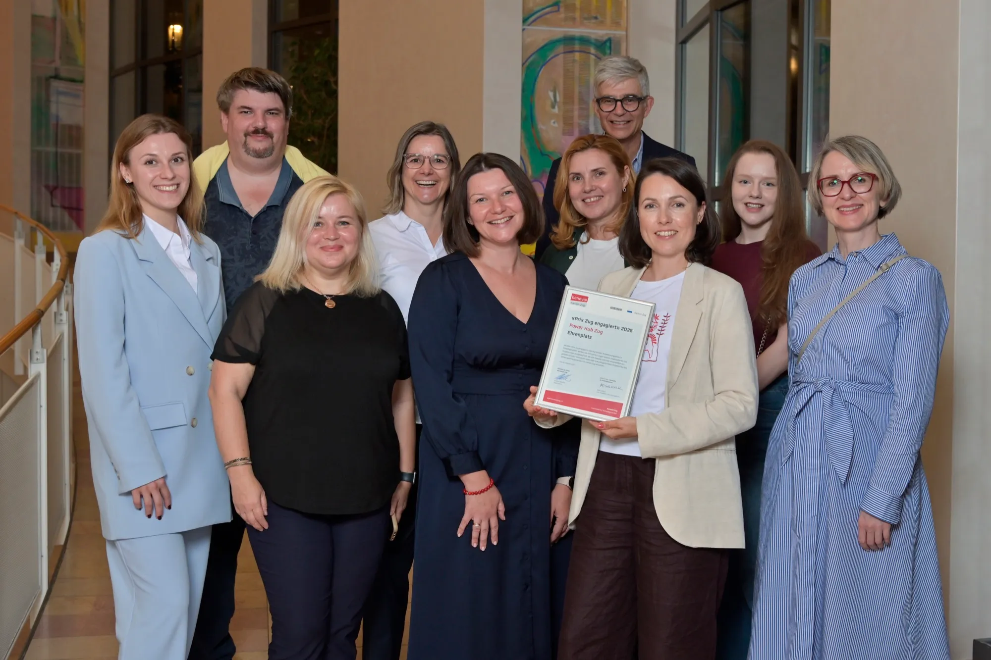 Das Team von Power Hub Zug mit der Urkunde für den Ehrenplatz beim Prix Zug engagiert 2025